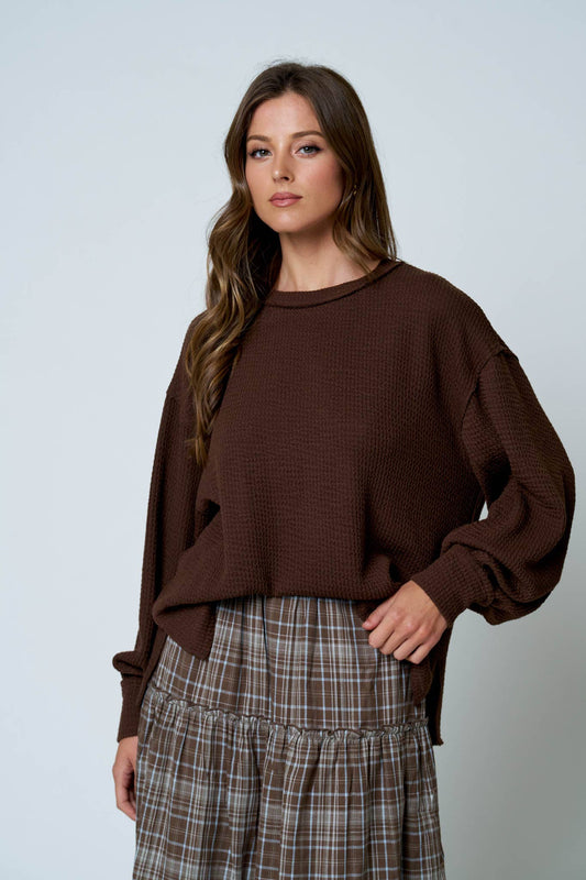 TEXTURED EXPOSED SEAM LONG EXTENDED SLEEVE KNIT TOP : CHOCOLATE BROWN