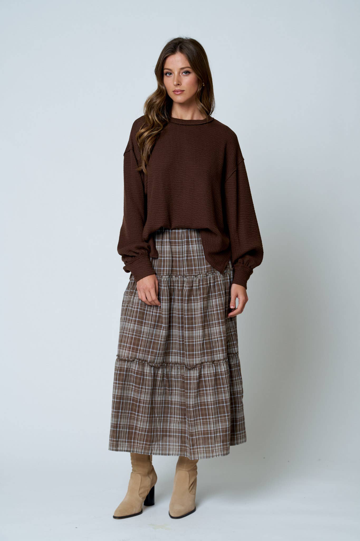 TEXTURED EXPOSED SEAM LONG EXTENDED SLEEVE KNIT TOP : CHOCOLATE BROWN