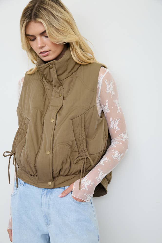 WAVE QUILTED SNAP-FRONT STAND COLLAR VEST: MOCHA