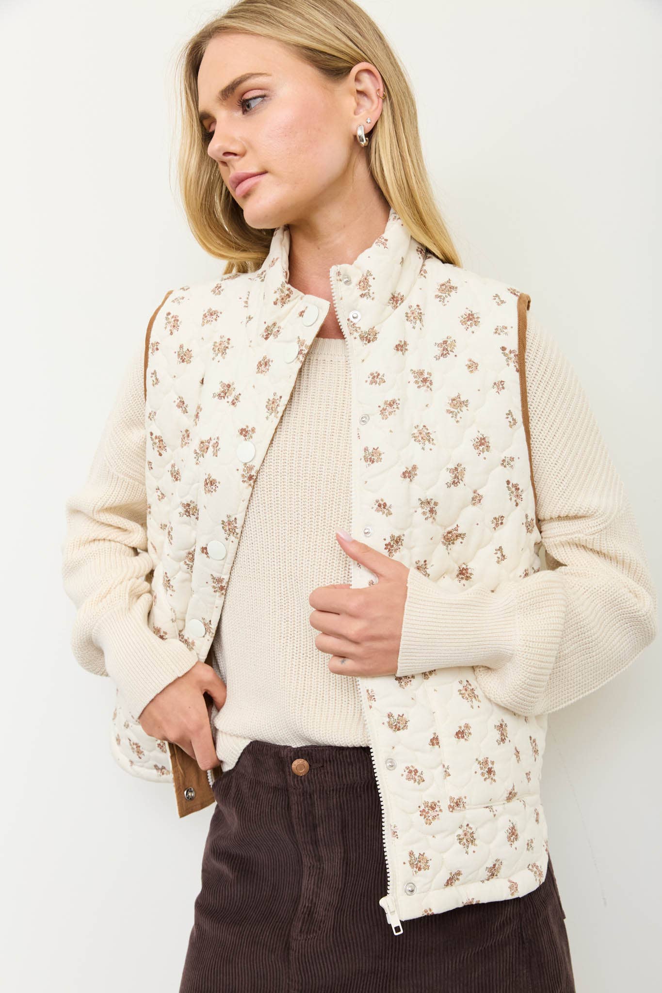 FLORAL QUILTED ZIP-FRONT MOCK NECK VEST : CREAM MULTI