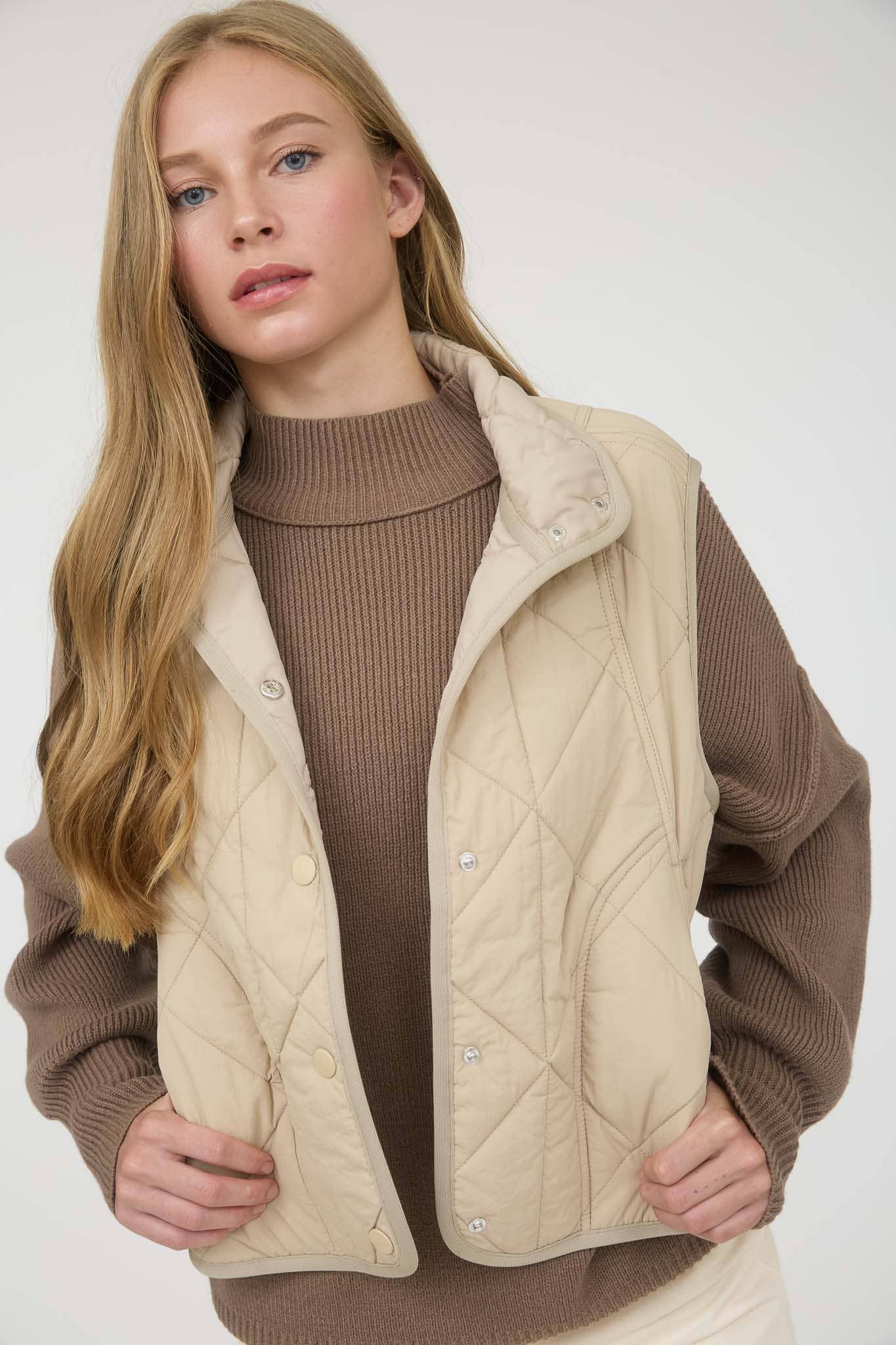SNAP BUTTON QUILTED PUFFER VEST : KHAKI