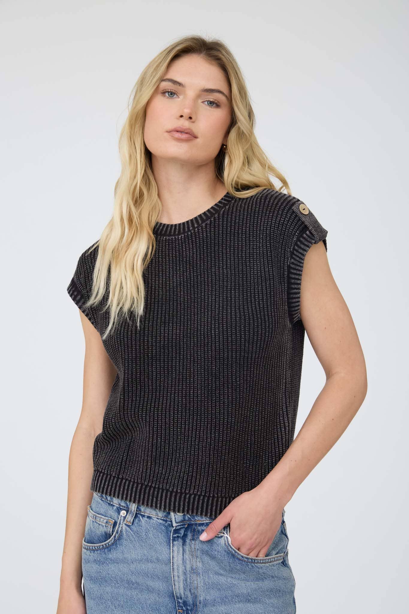 ACID WASHED TAB SLEEVE BACK BUTTON KNIT TOP: CHARCOAL