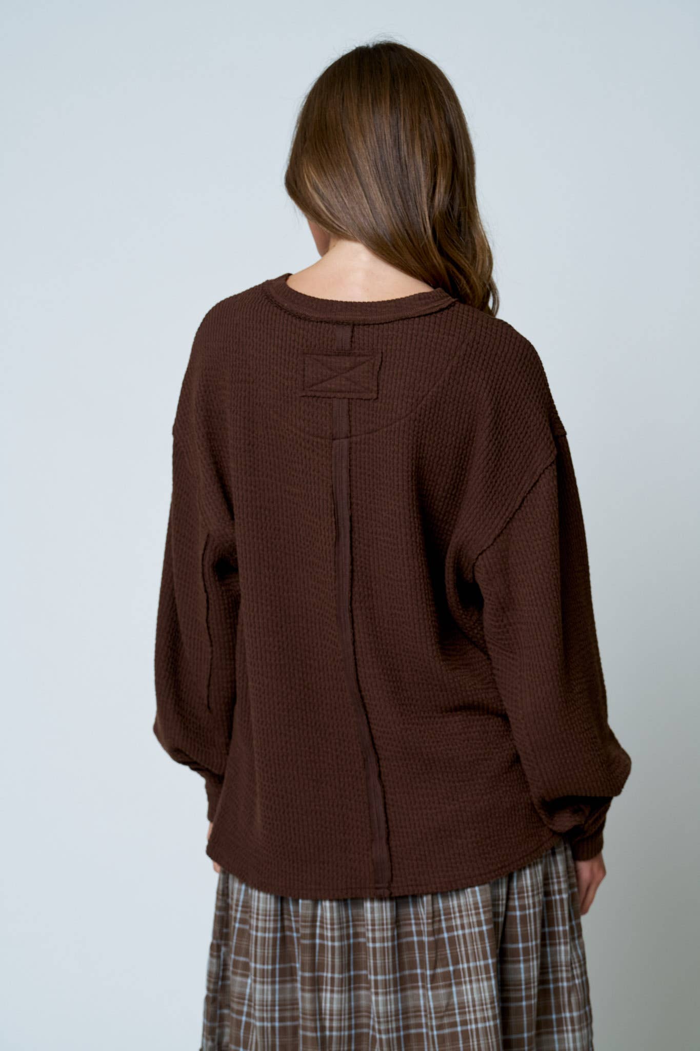 TEXTURED EXPOSED SEAM LONG EXTENDED SLEEVE KNIT TOP : CHOCOLATE BROWN