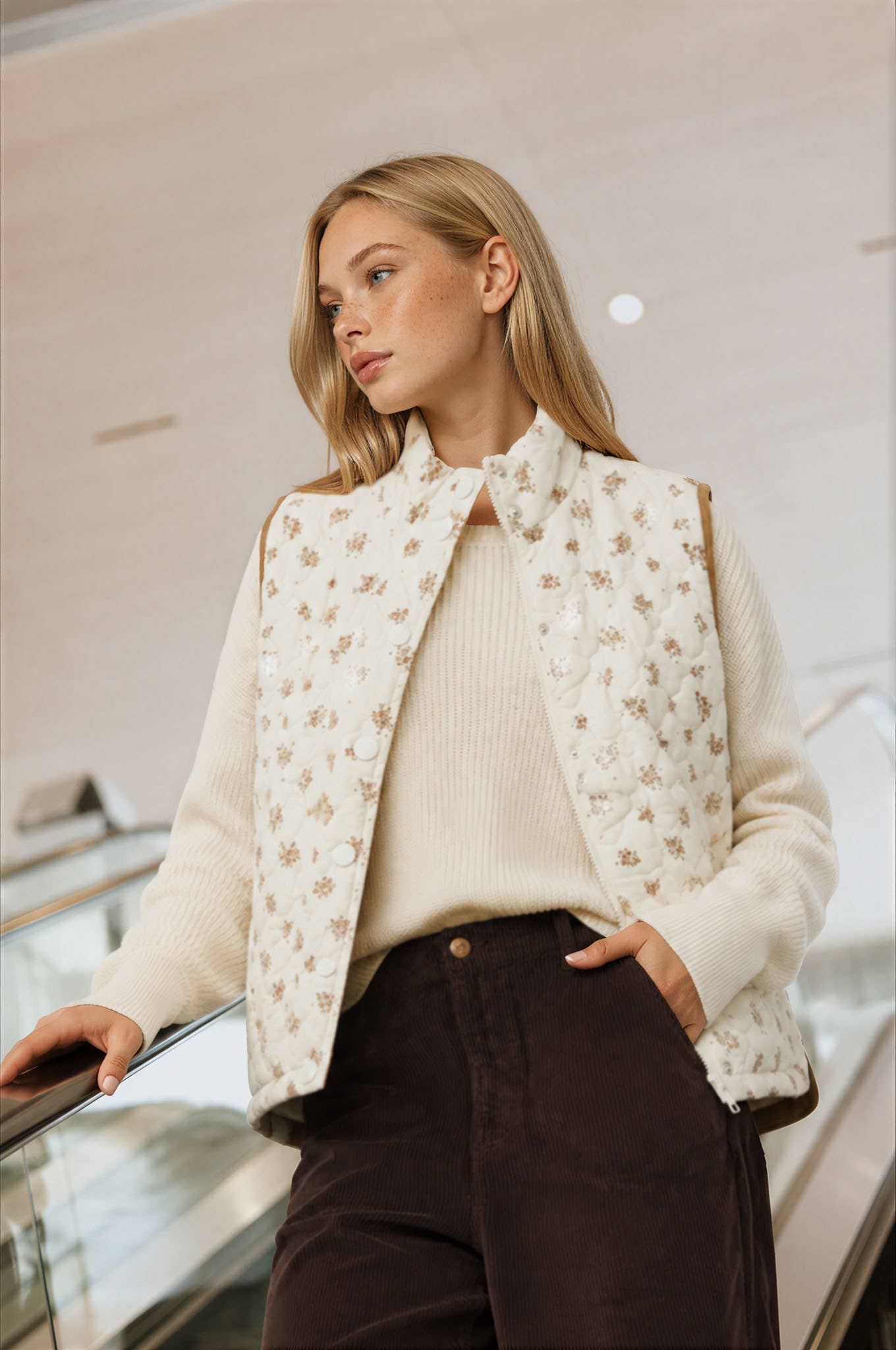 FLORAL QUILTED ZIP-FRONT MOCK NECK VEST : CREAM MULTI