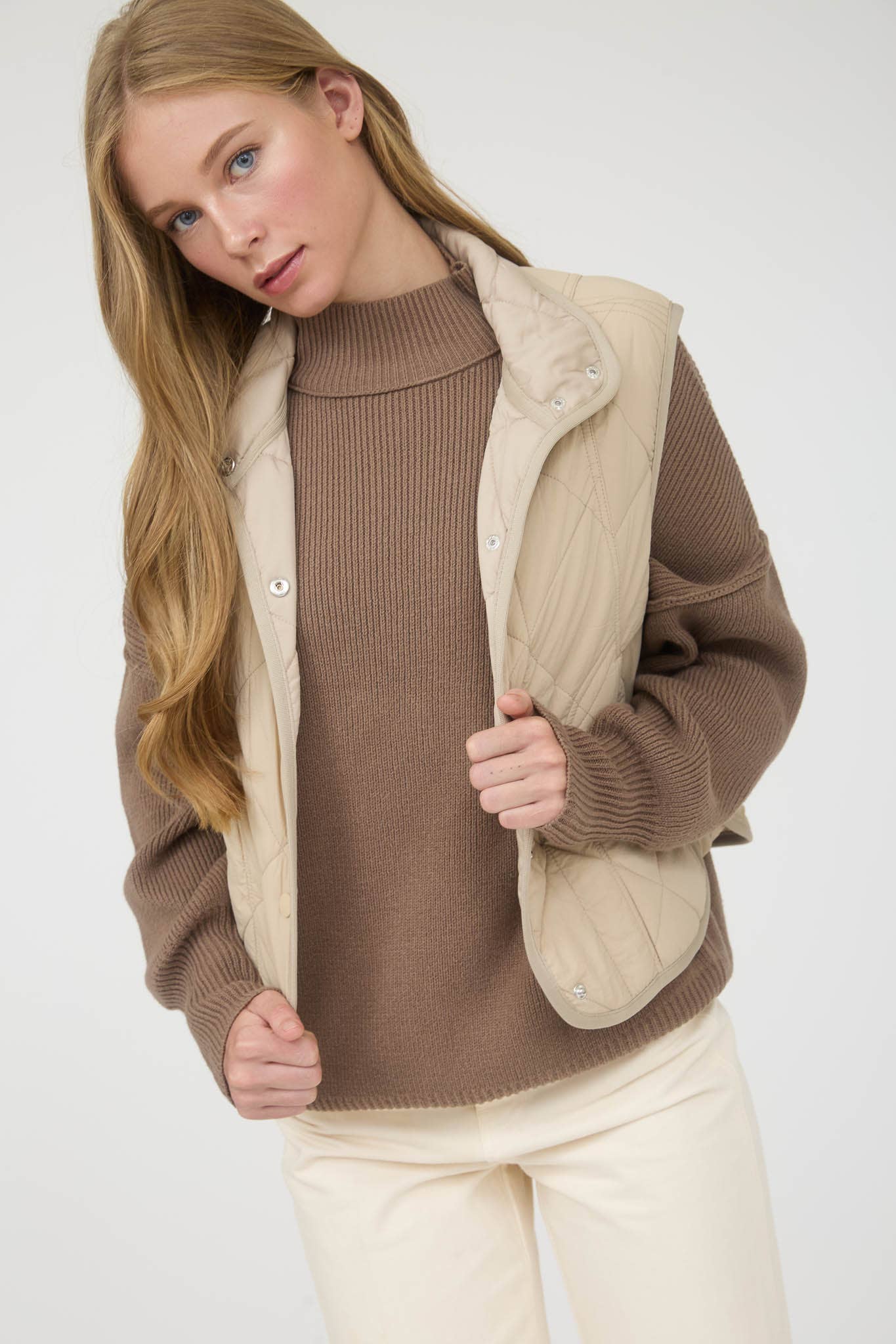 SNAP BUTTON QUILTED PUFFER VEST : KHAKI