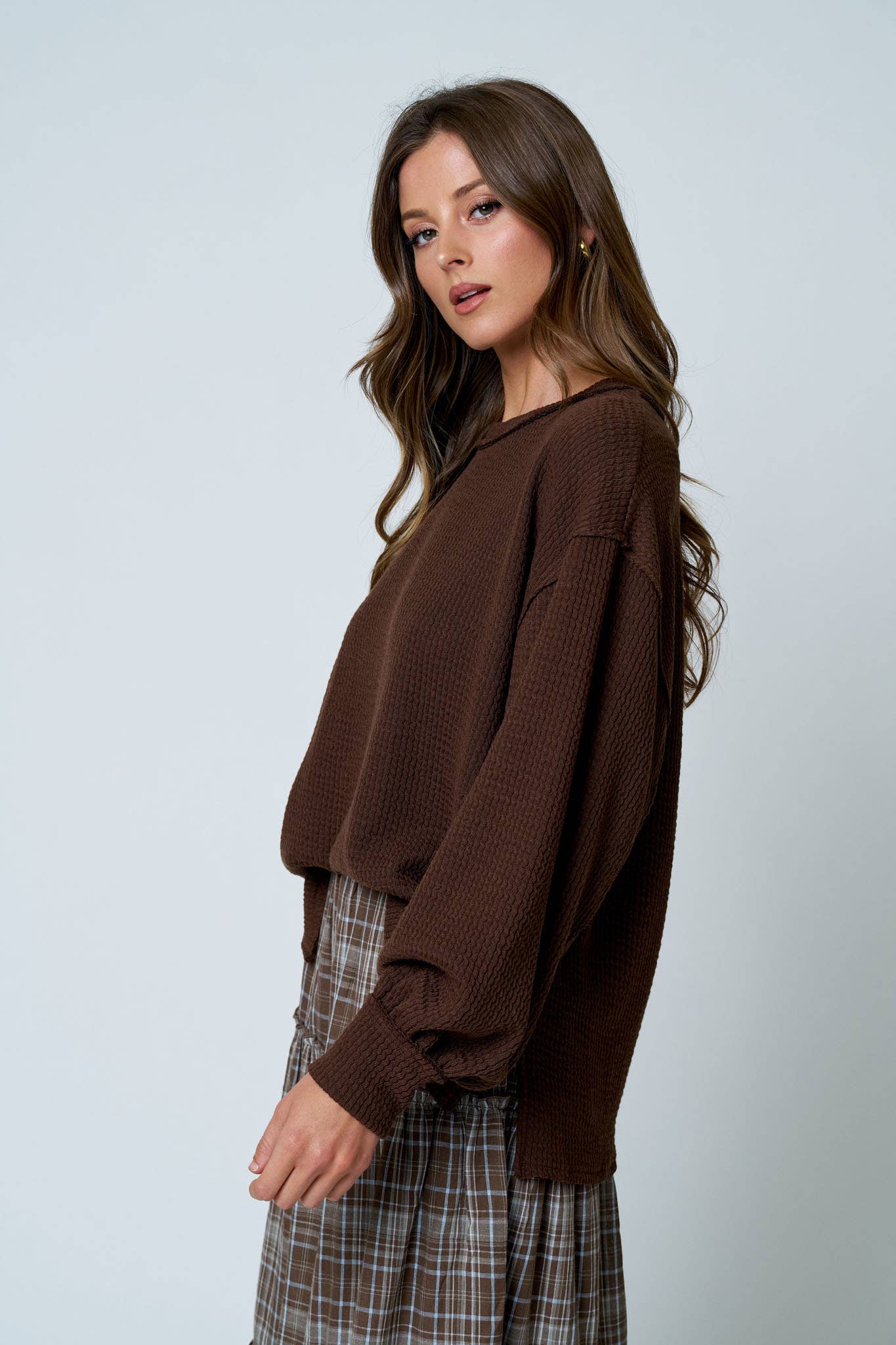 TEXTURED EXPOSED SEAM LONG EXTENDED SLEEVE KNIT TOP : CHOCOLATE BROWN