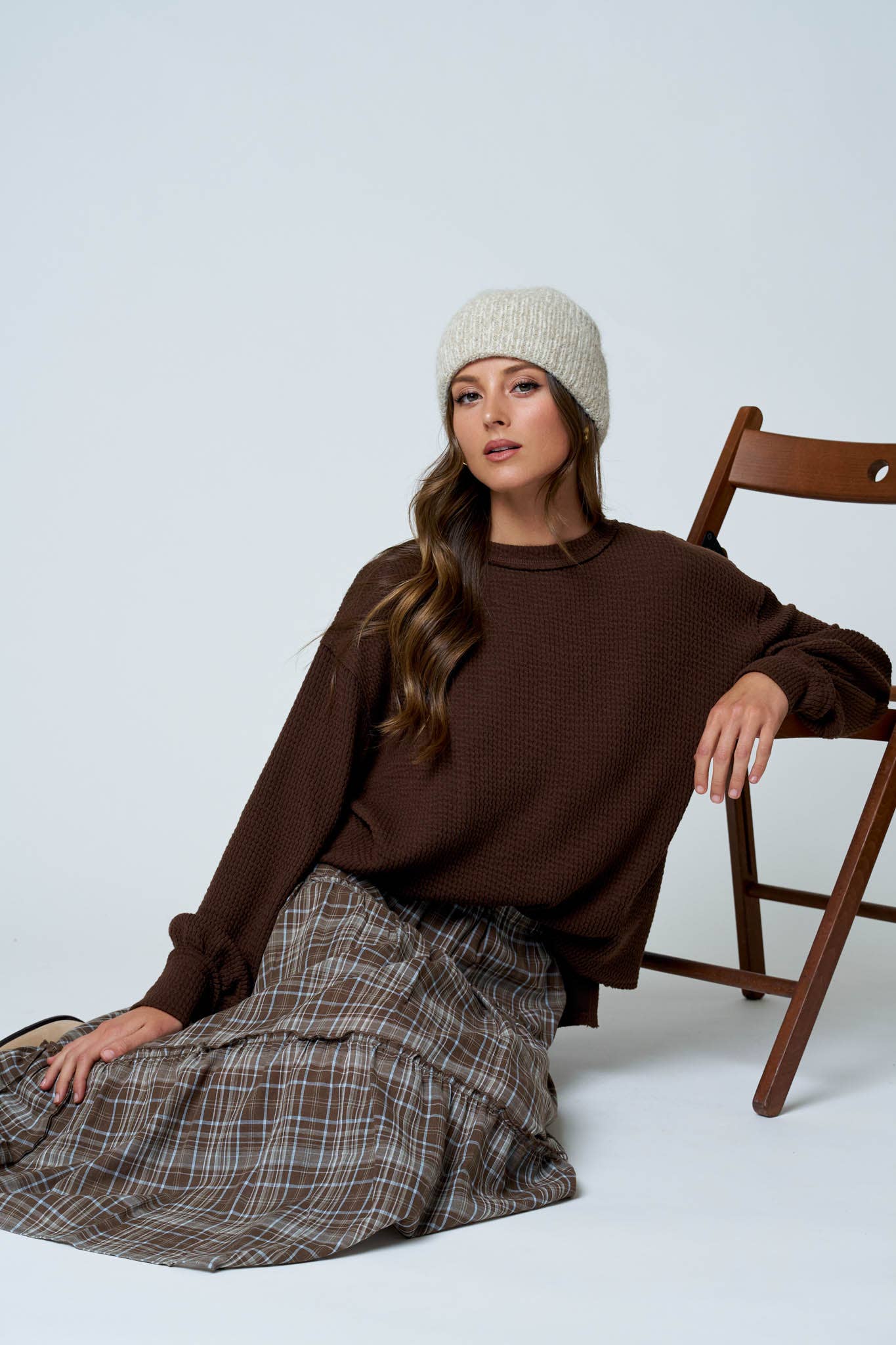 TEXTURED EXPOSED SEAM LONG EXTENDED SLEEVE KNIT TOP : CHOCOLATE BROWN