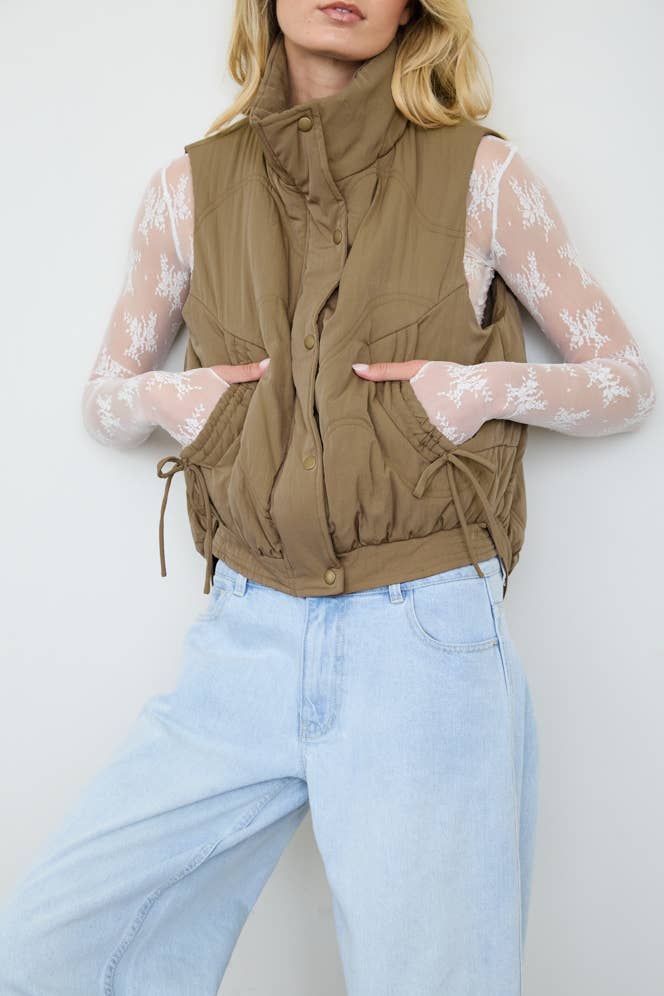 WAVE QUILTED SNAP-FRONT STAND COLLAR VEST: MOCHA