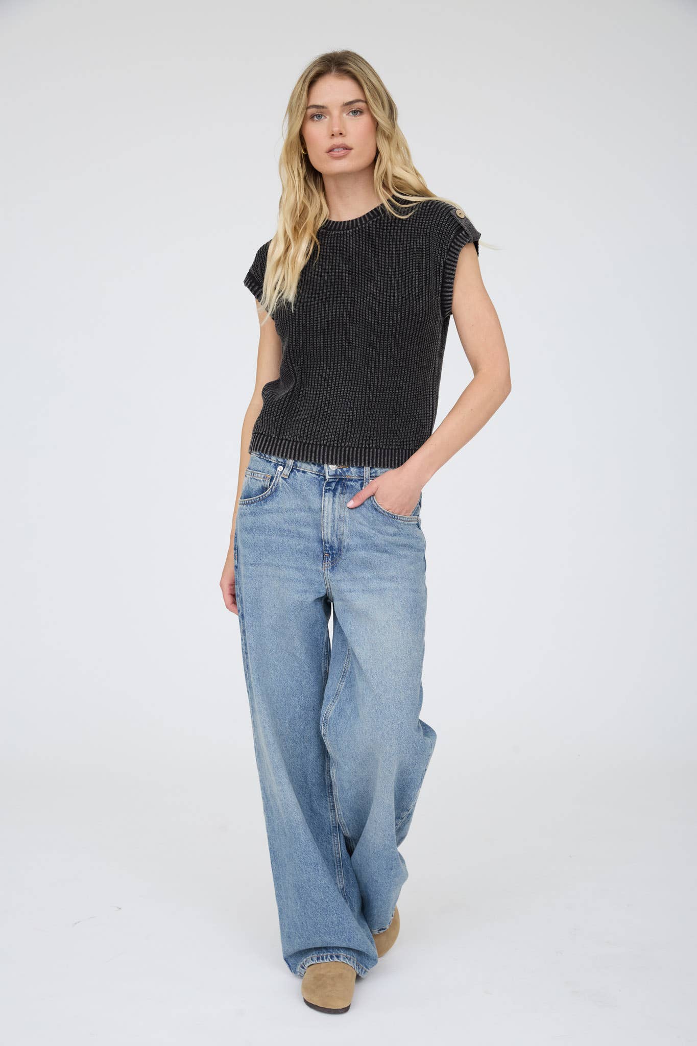 ACID WASHED TAB SLEEVE BACK BUTTON KNIT TOP: CHARCOAL