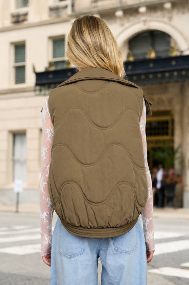 WAVE QUILTED SNAP-FRONT STAND COLLAR VEST: MOCHA
