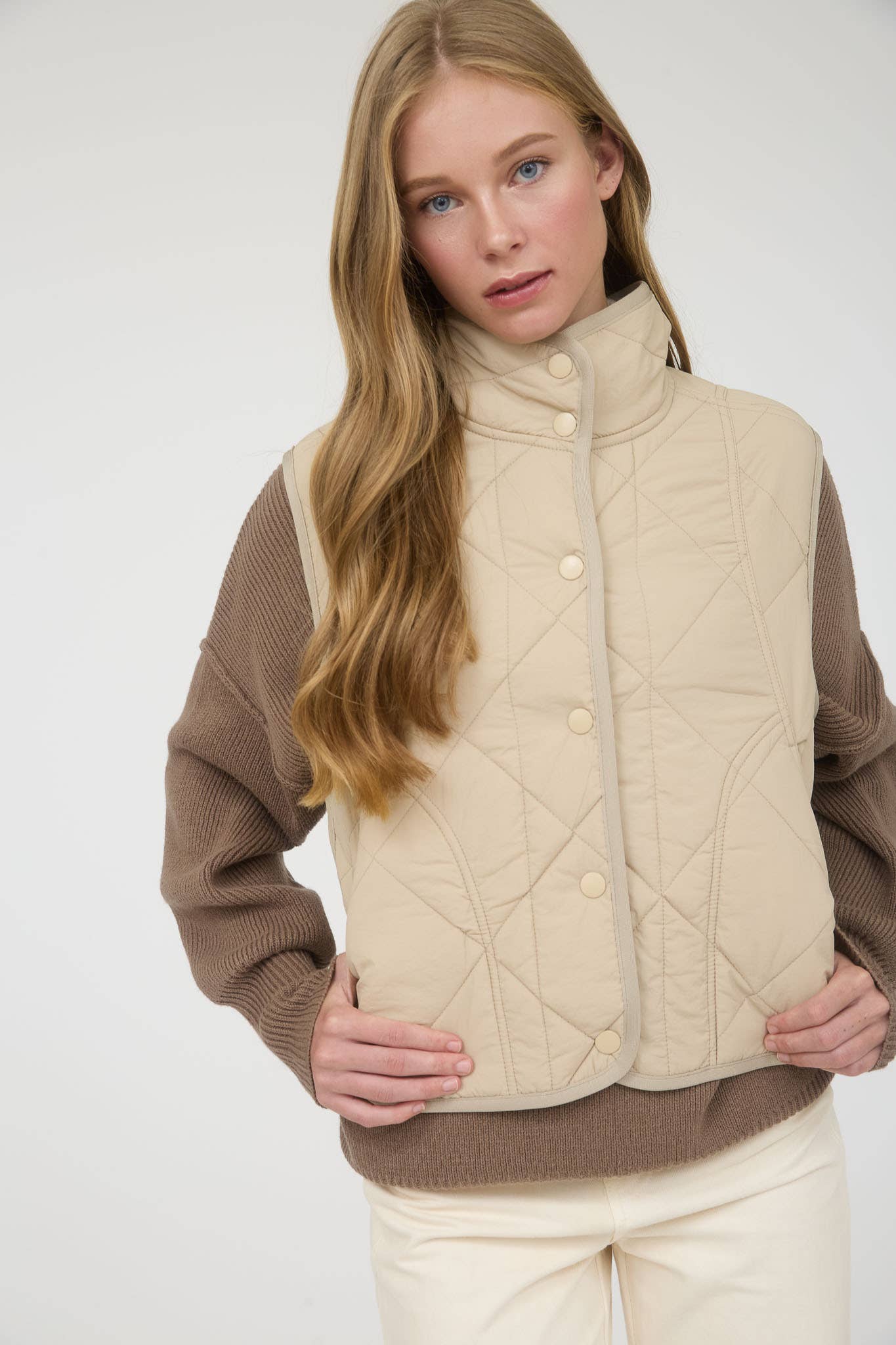 SNAP BUTTON QUILTED PUFFER VEST : KHAKI