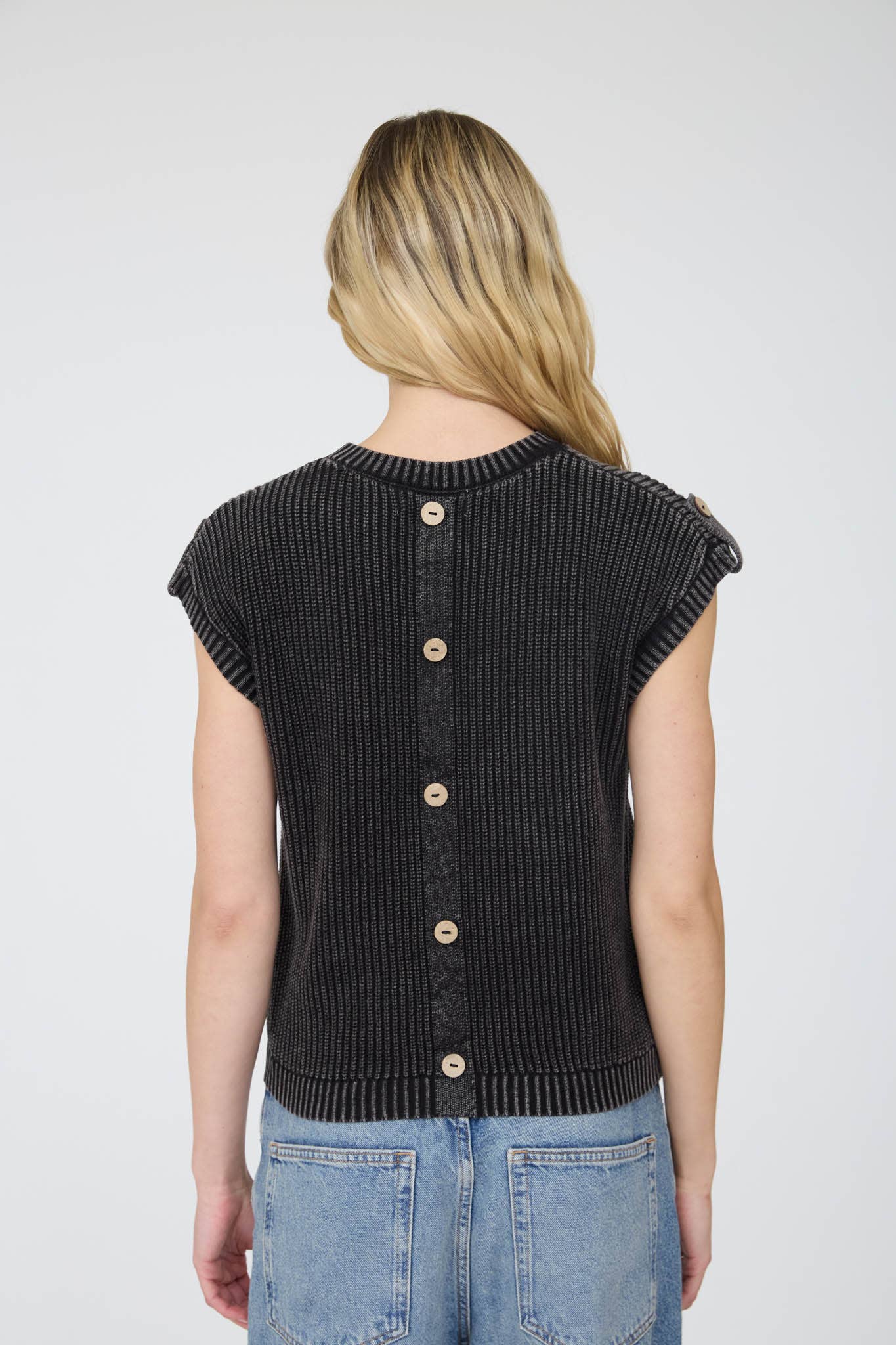 ACID WASHED TAB SLEEVE BACK BUTTON KNIT TOP: CHARCOAL