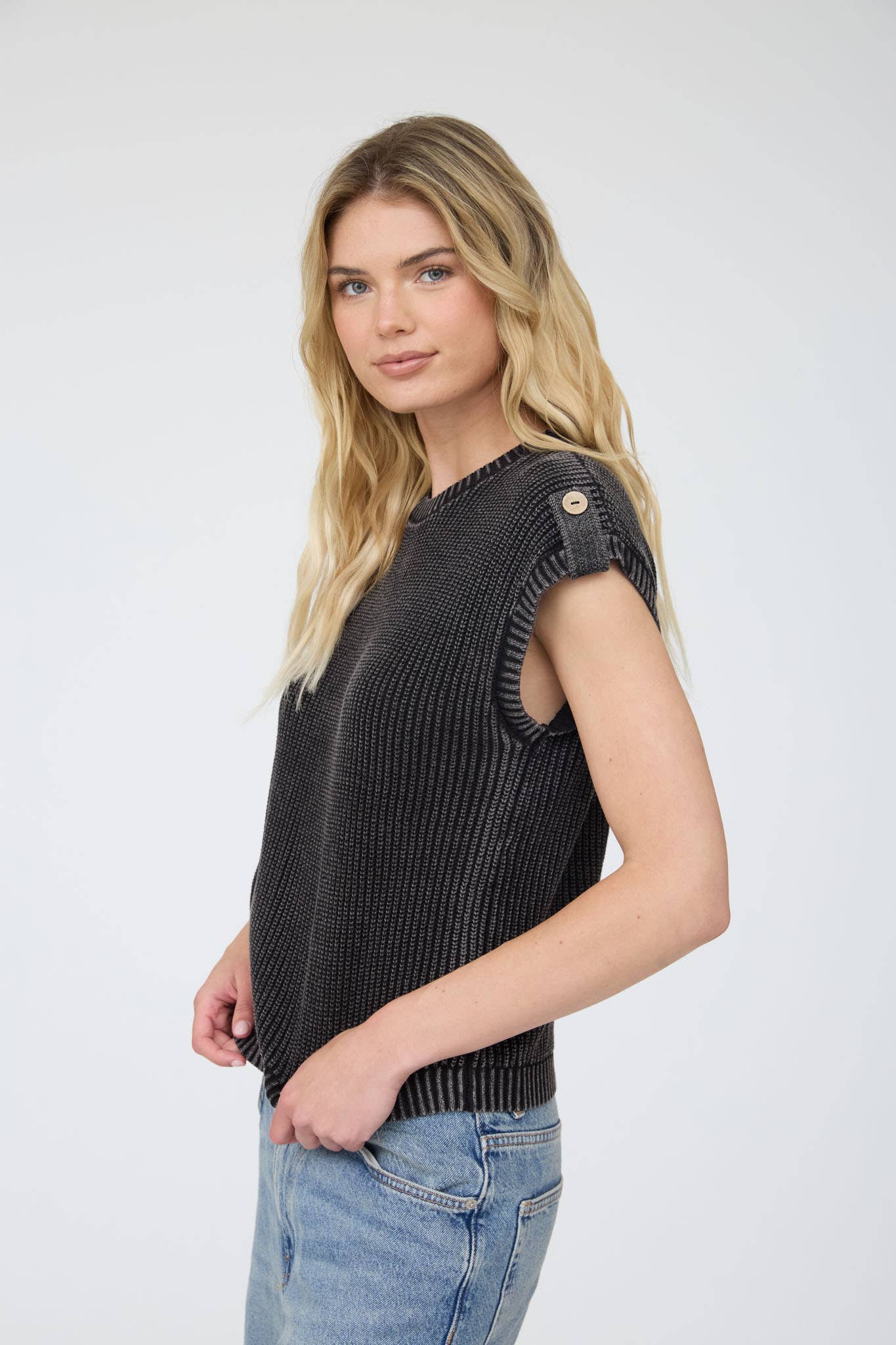 ACID WASHED TAB SLEEVE BACK BUTTON KNIT TOP: CHARCOAL